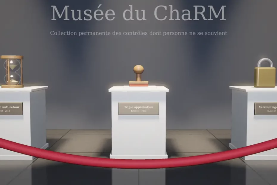 Salle de musée sombre avec trois socles blancs éclairés par des spots : un sablier « Protection anti-retour, incident 2014 », un tampon encreur « Triple approbation, incident 2016 » et un cadenas « Verrouillage d'objets, incident 2012 », derrière un cordon rouge.